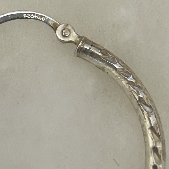 925 SILVER ENGRAVED SINGLE HOOP EARRING - Picture 11 of 11